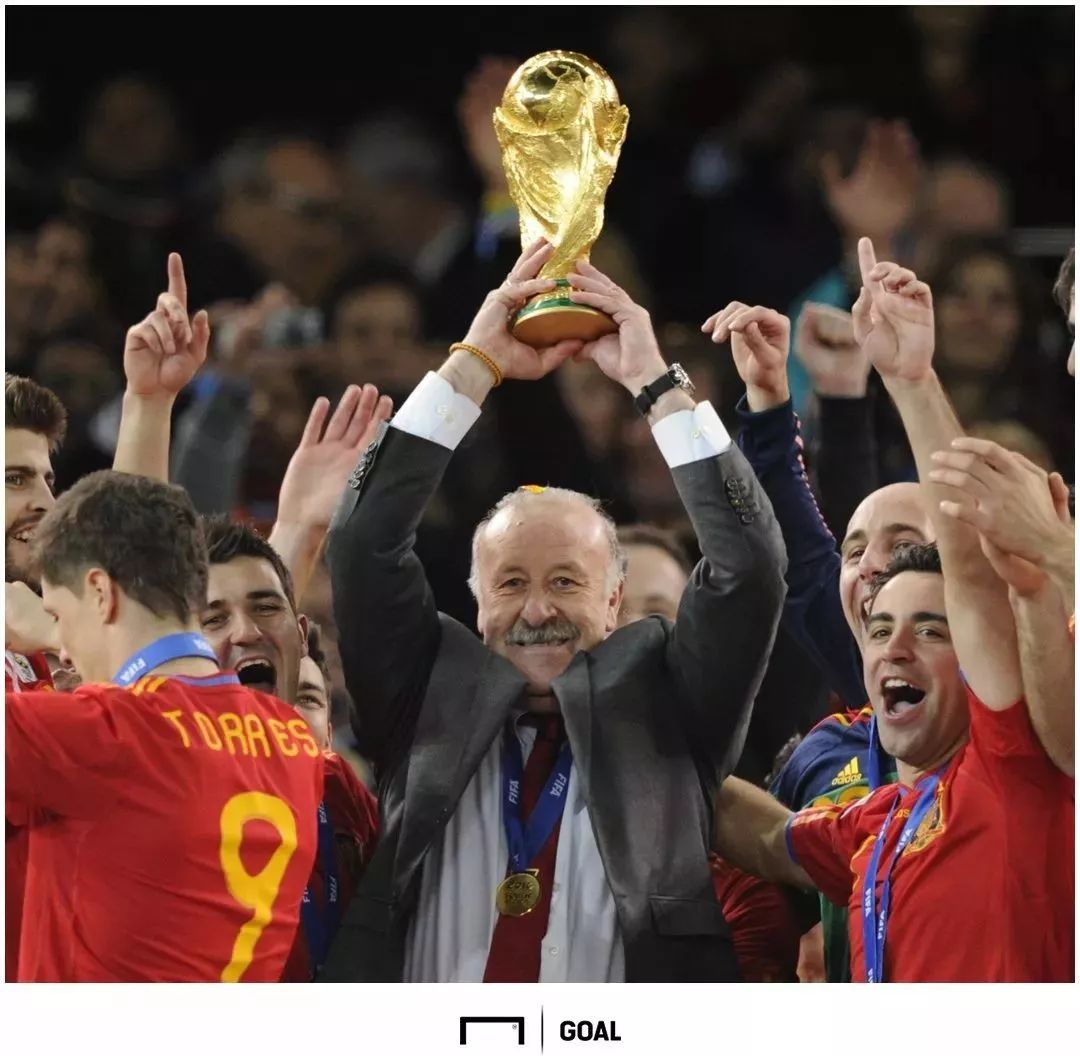 米兰体育-转折点费耶诺德绝杀压哨，意甲窗口期攻防权衡，话题不断，更衣室氛围转暖-米兰体育